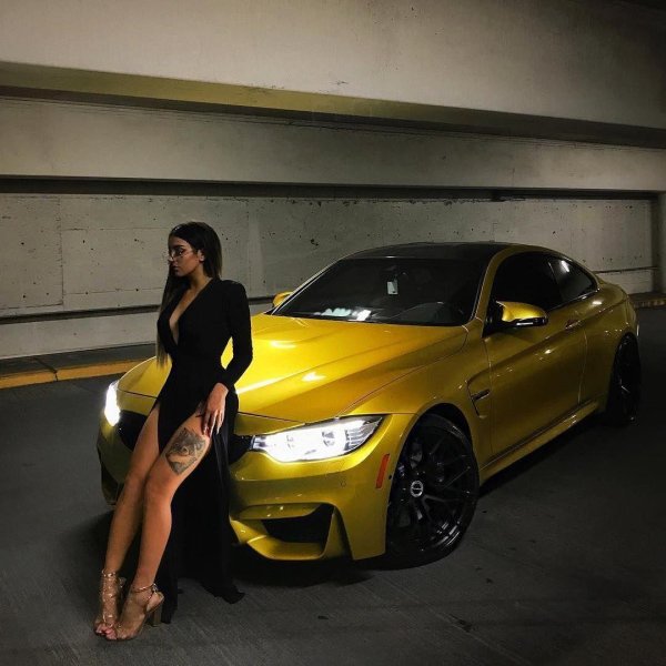 Привлекательная девушка возле BMW M F