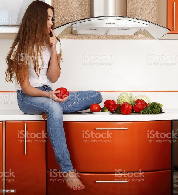 Кухня девушка, Красивая девушка на кухне, Девушка босиком на кухне