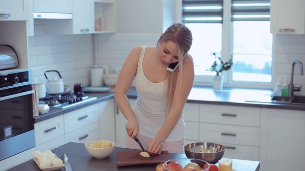Девушка готовит на кухне
