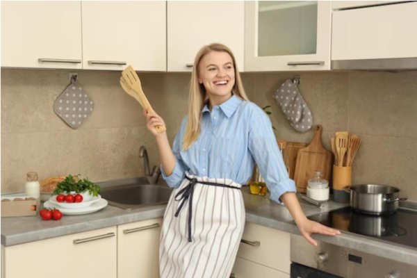 Привлекательная женщина на модульной кухне