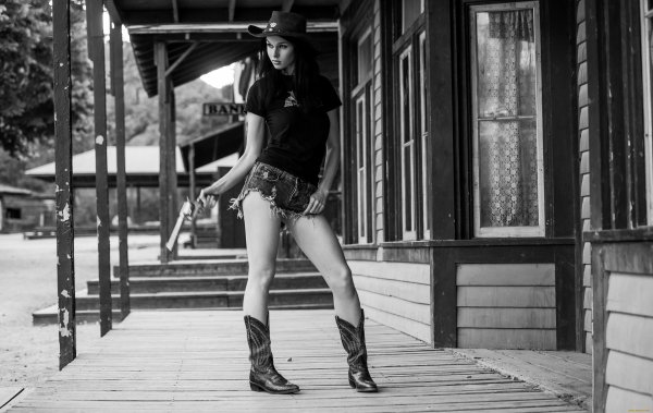 Девушка в ковбойских сапогах, Девушка ковбой, Cowgirl boots
