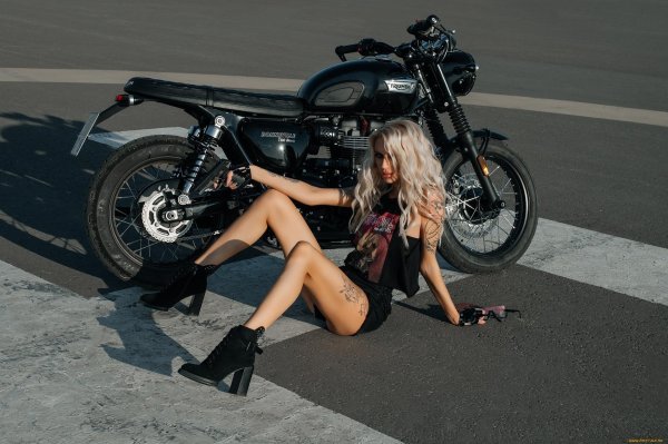 Девушка и мотоцикл, Фотосессия на мотоцикле девушки, Блондинка на мотоцикле