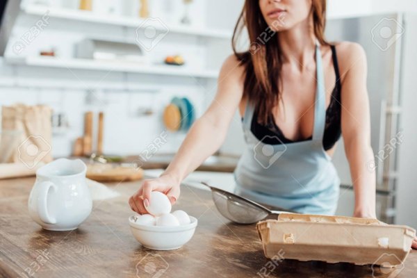 Фотосессия на кухне, Кухня девушка, Девушка готовит яичницу