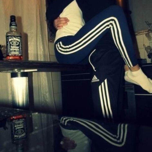 Девушка в спортивном костюме, Девушка в спортивках, Виски джек дэниэлс