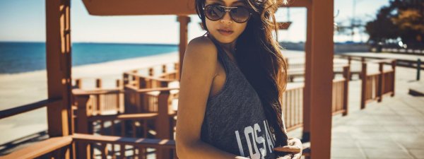 Девушка в солнцезащитных очках, Красивая брюнетка в очках, Девушка брюнетка в очках