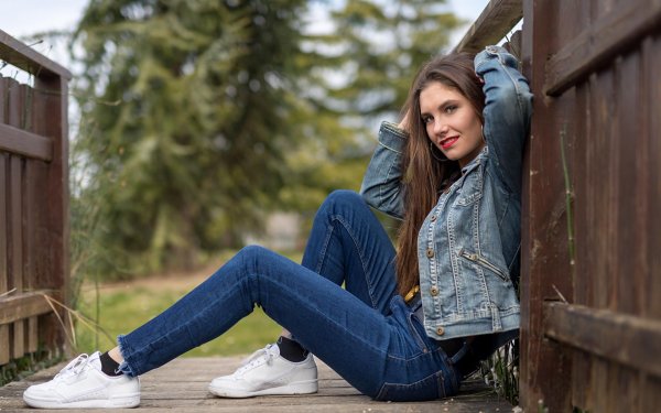 Девушка в джинсах и куртке, Девушка сидит в джинсах, Девушка джинсах