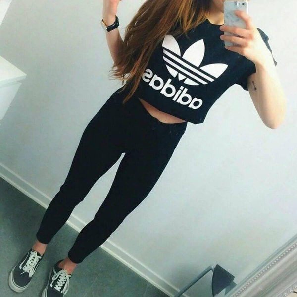 Девушка в адидасе, Девушка в спортивном костюме, Девушка в костюме адидас