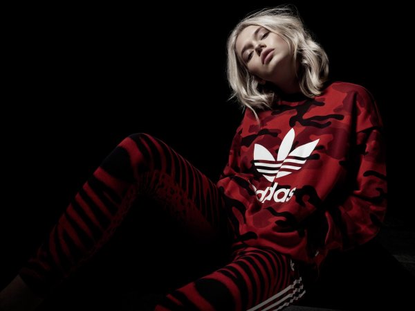Соблазнительная Рита Ора в Adidas originals