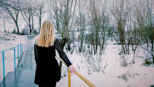 Девушка блондинка со спины зимой, Девушка зимой, Блондинка со спины зимой