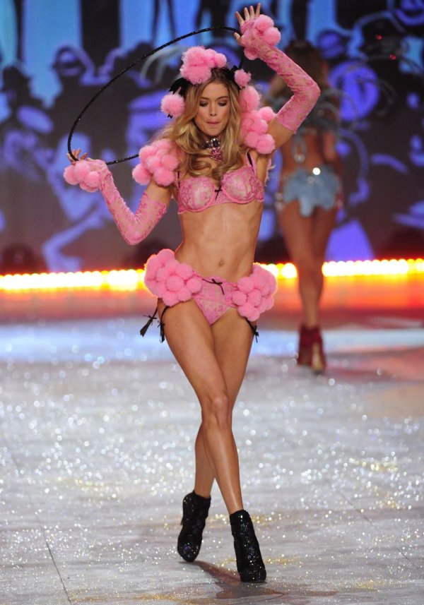 Очаровательная Даутцен Крус на показе Victoria Secret fashion show