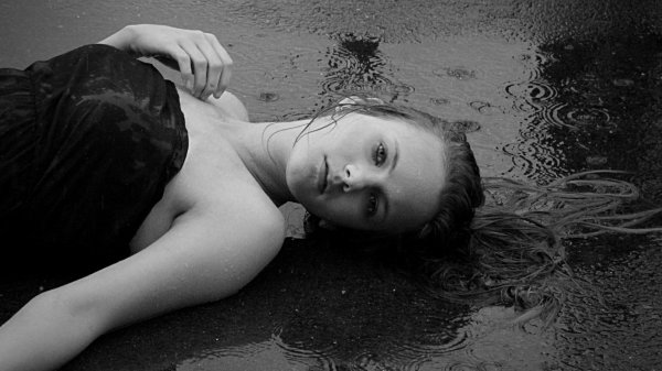 Девушка в воде, Девушка лежит на асфальте, Фотосессии девушек