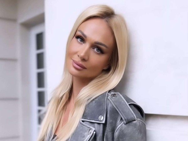 Вика Лопырева с соблазнительной грудью