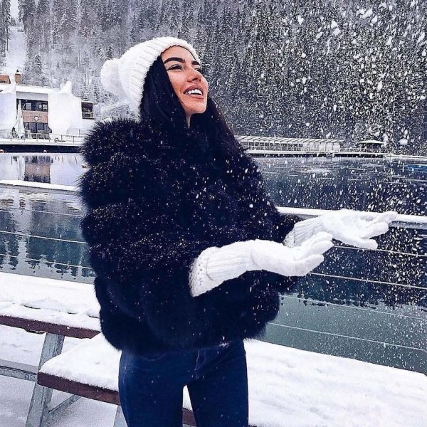 Обворожительная брюнетка в роскошной зимней шубе