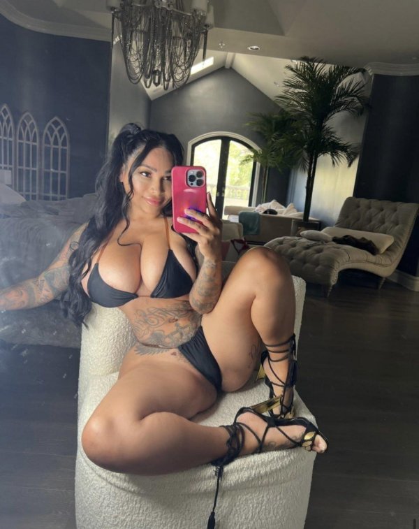 Голая Brittanya Разави Британия модель пылает