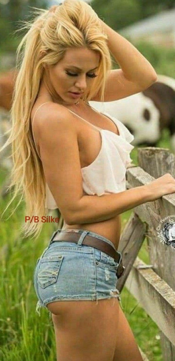 Горячая Дейзи Дьюк в мини шортах с подругой