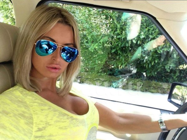 Блондинка в солнечных очках, Блондинка с каре, Блондинка в очках