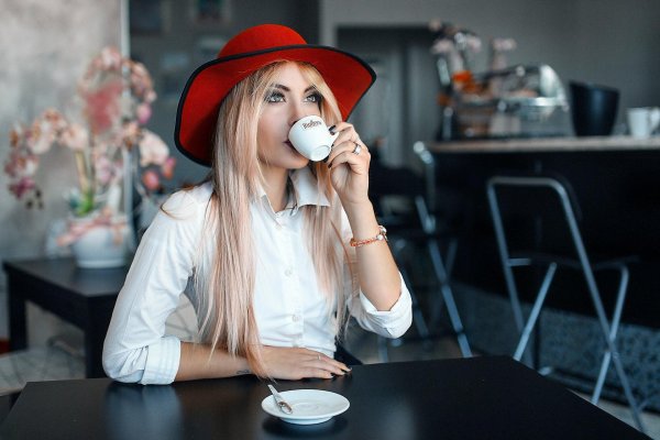 Девушка в кофейне, Девушка в шляпе кафе, Блондинка в кафе