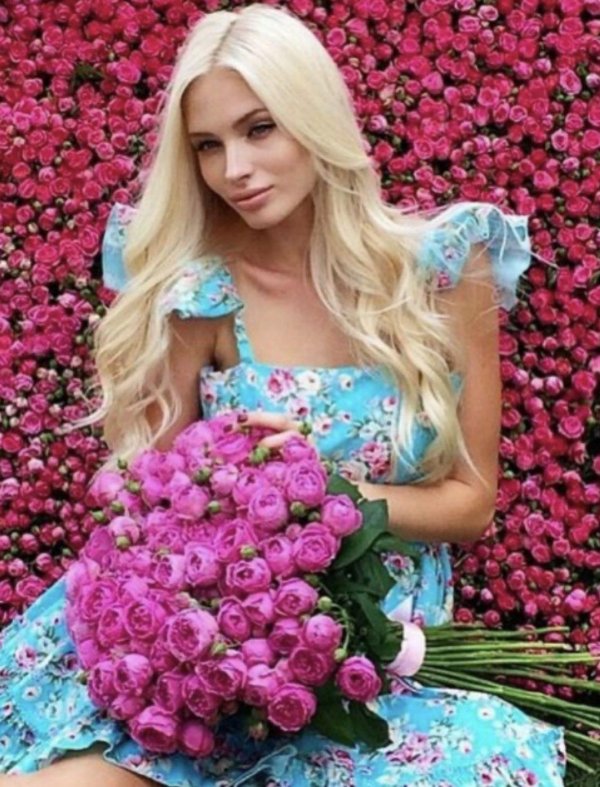 Алена Шишкова с розами
