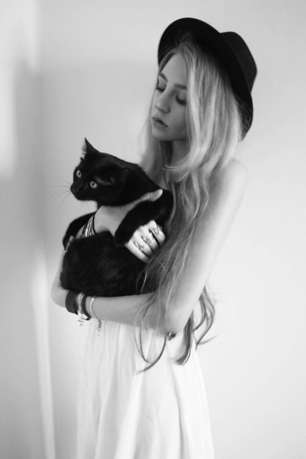 Девушка кошечка соблазняет кошку