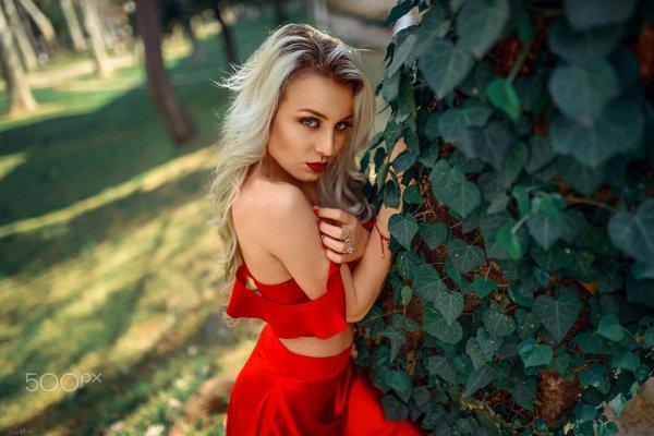 Блондинка в красном платье