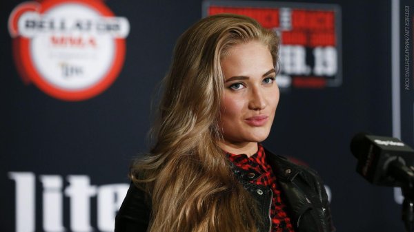Чемпионка Беллатор Анастасия Янькова доминирует в клетке