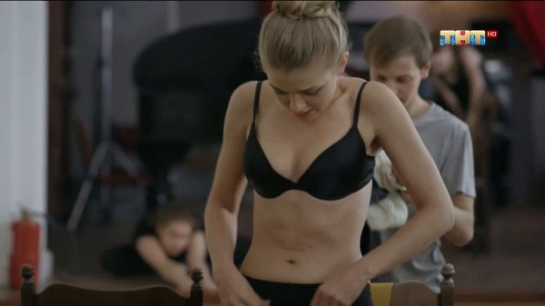 Обнаженная актриса Анастасия Уколова в соблазнительных позах
