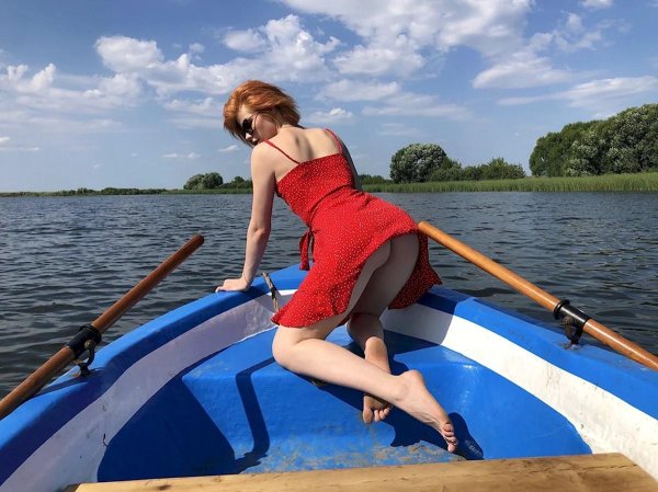 Анастасия Жилина соблазняет в рыжем ню на лодке