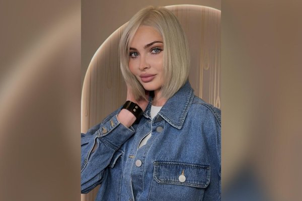 Соблазнительная модель Алена Шишикова в элегантном образе