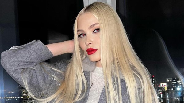 Соблазнительная модель Алена Шишикова в романтической позе