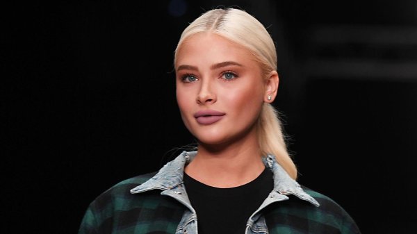 Соблазнительная модель Алена Шишикова в дефиле на подиуме