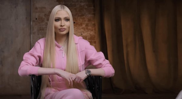 Соблазнительная модель Алена Шишикова в элегантных нарядах