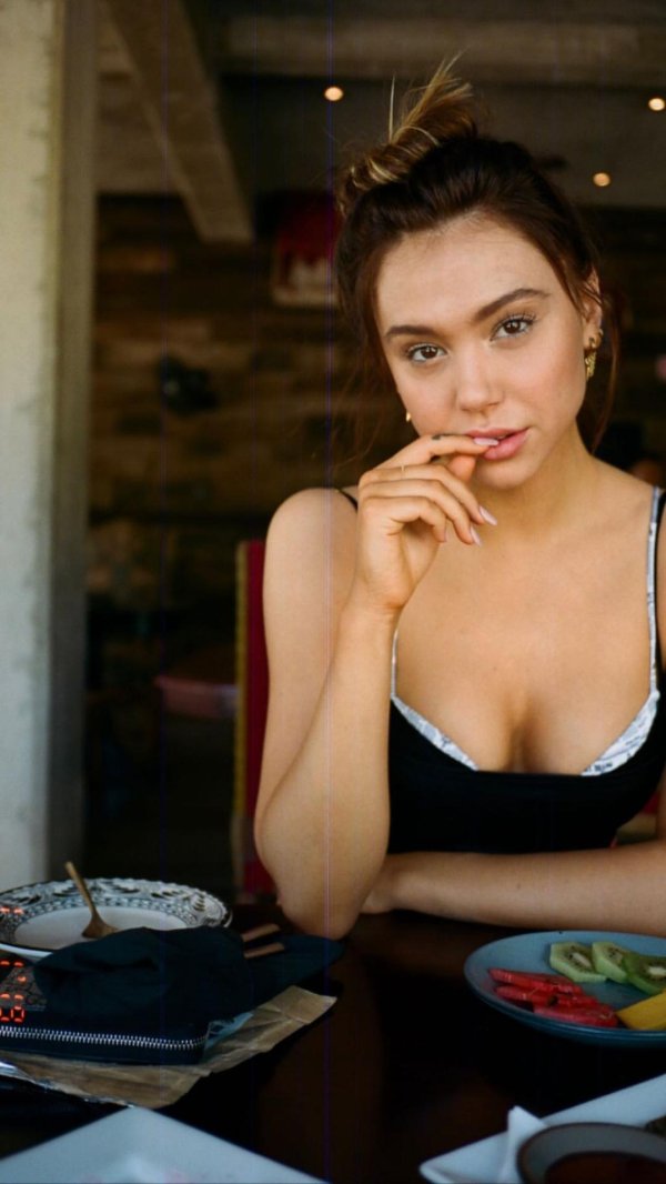 Alexis ren, Алексис рен, Девушка