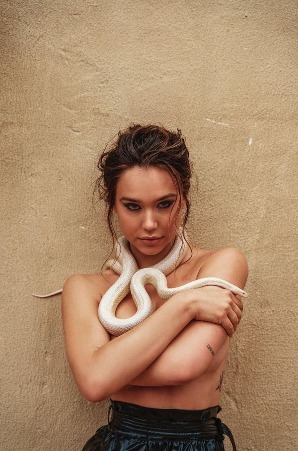 Alexis ren, Девушка, Фотосессия с змеей