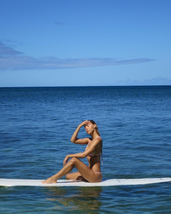 Девушка, Голые серфингистки, Alexis ren