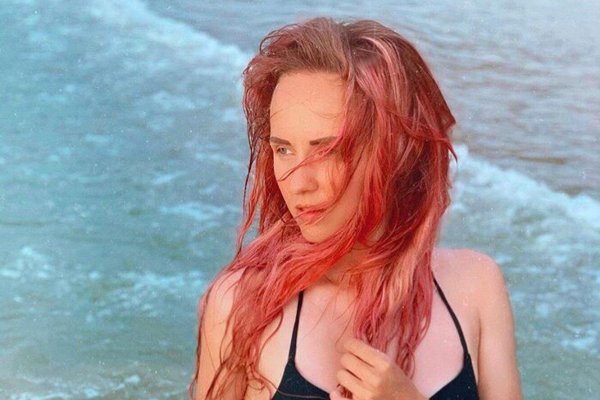 Певица Лена Третьякова в купальнике на морском пляже