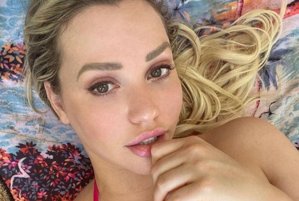 Mia Malkova - очаровательная модель с соблазнительными формами