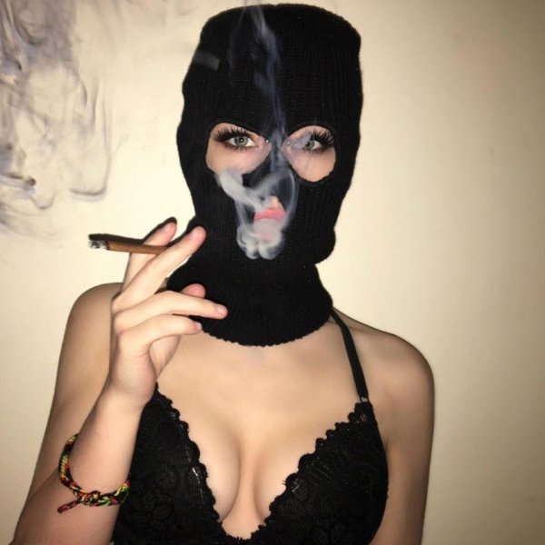 Загадочная девушка в балаклаве