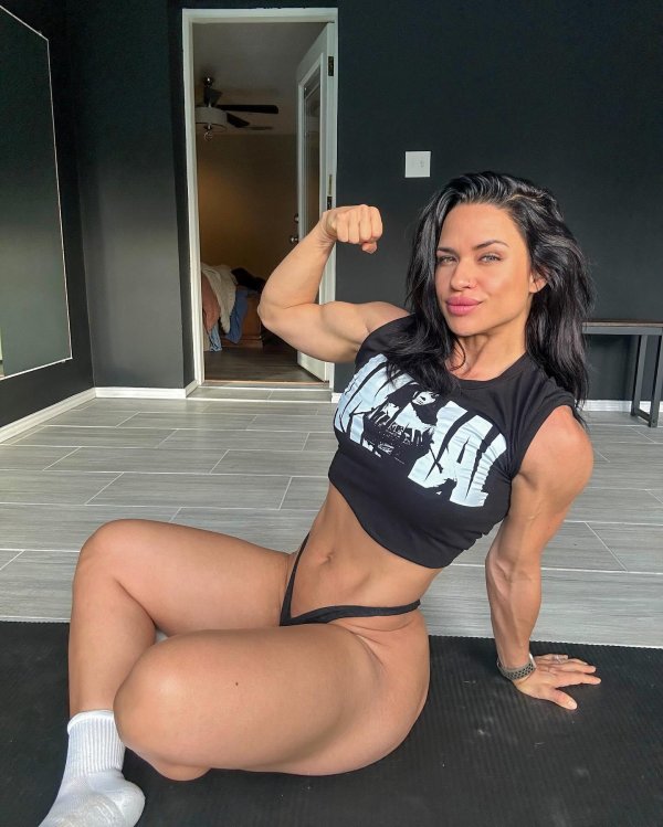 Renee Enos фитнес модель с атлетической и горячей фигурой