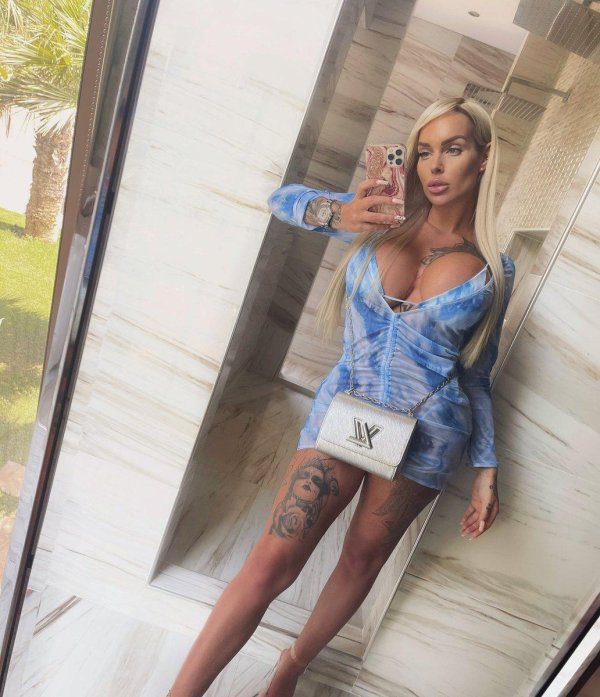 Горячая Ванесса Луис в соблазнительных бимбо-образах OnlyFans