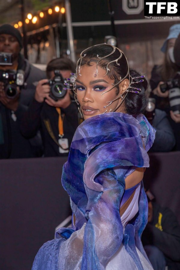 Страстная Теяна Тейлор в элегантном платье Met Gala