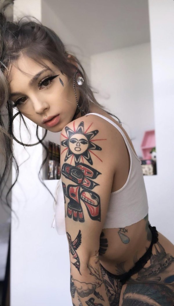 Соблазнительная татуированная модель Taylor White