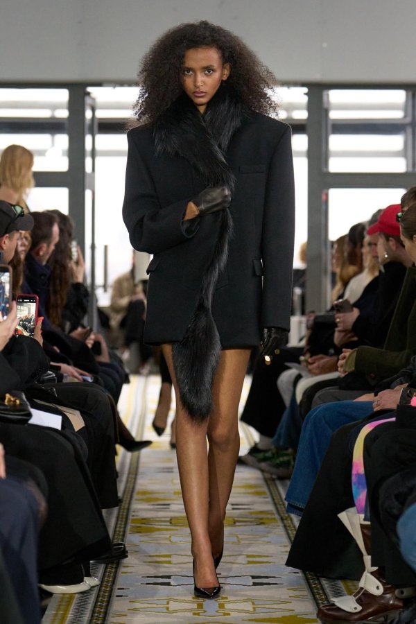Модное пальто Givenchy на показе высокой моды