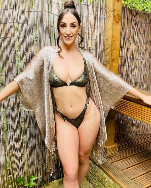 Соблазнительная Stacey Poole в нижнем белье голая выглядит невероятно возбуждающе