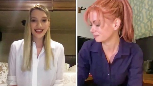Аня Тейлор Джой в стильных селфи с соблазнительным макияжем