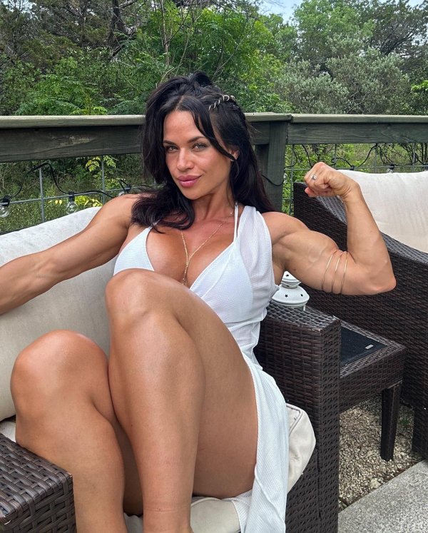 Renee enos мускулистая девушка бодибилдерша