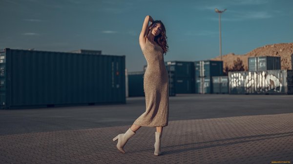 Красивая девушка в платье