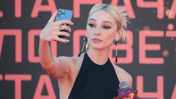 Сияющая Настя Ивлеева на звездной церемонии