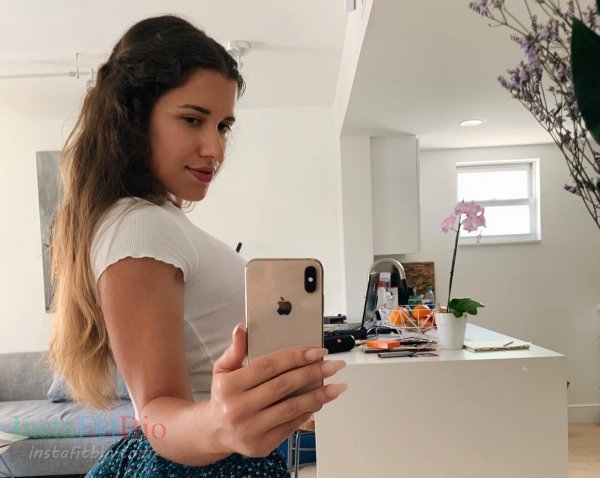 Брюнетка Nastya Nass среди красивых девушек и женщин