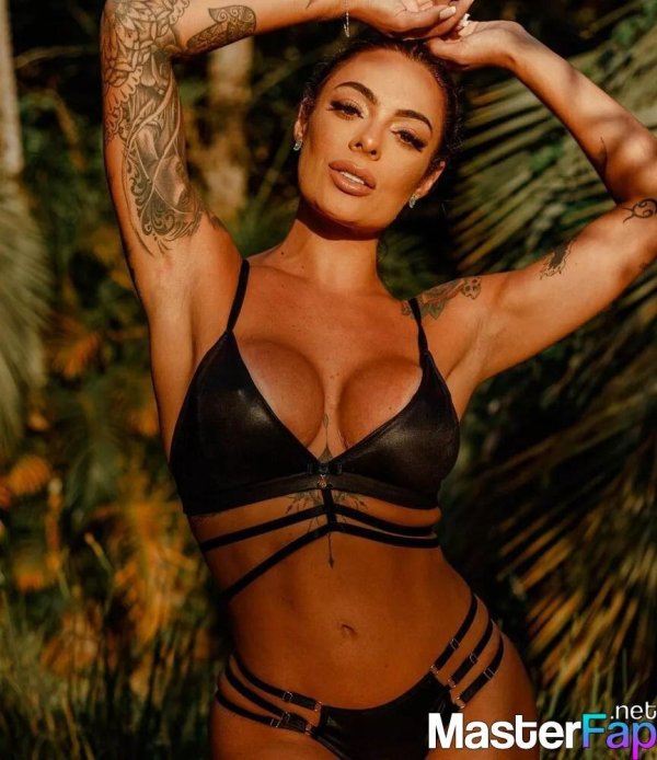 Привлекательная модель Aline Riscado обнаженная