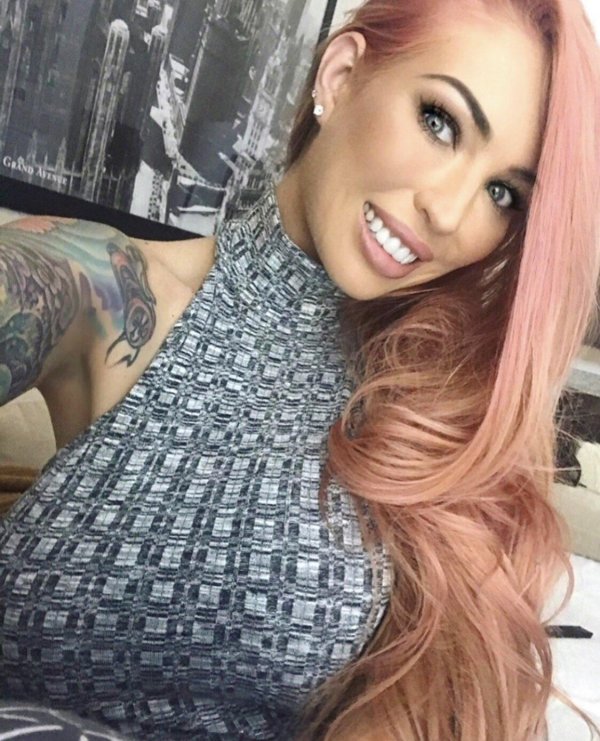 Модель с татуировками Kimberly Ann показывает грудь